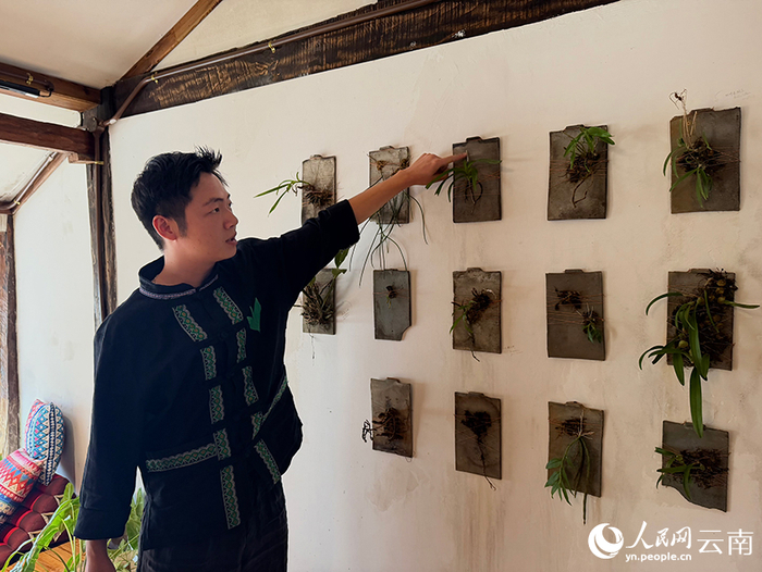 郭晨正在介绍茶室的设计风格。人民网 雷霁摄