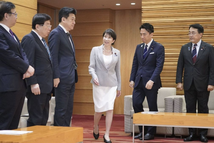 ·高市（右三）走进会议室与新内阁会面，小泉进次郎在列（右二）。（《日本时报》）
