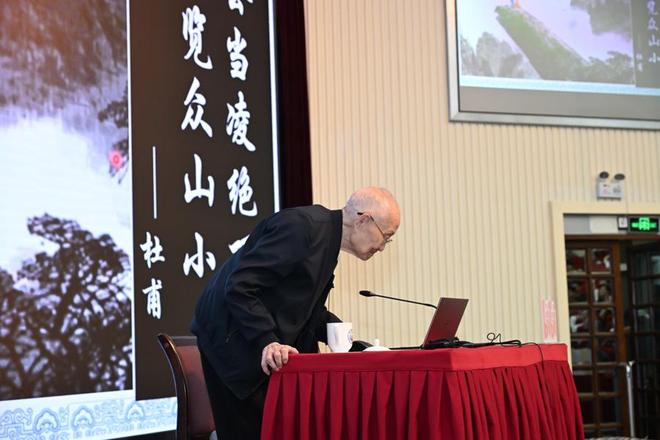 汪品先院士面带微笑，向台下的青年学子鞠躬致谢。（周游/摄）