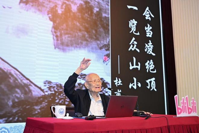 汪品先认为，人类对地球的了解还太过肤浅。（周游/摄）