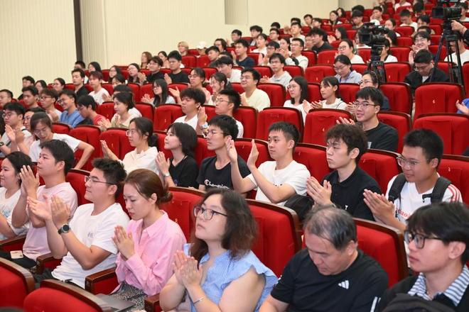 汪品先的讲座上，不时爆发阵阵掌声。（周游/摄）