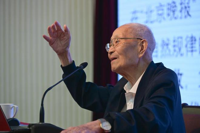 虽已迈入鲐背之年，讲台上的汪品先依旧目光如炬。（周游/摄）