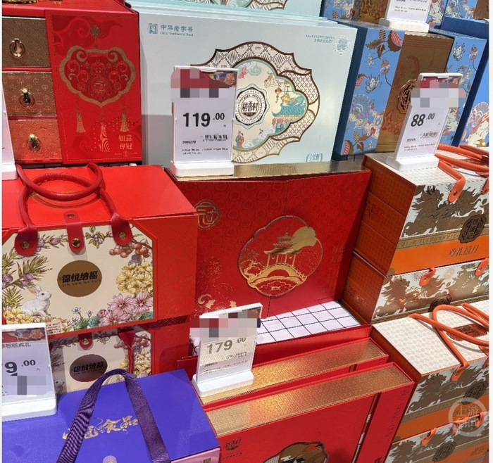  月饼销售区内，数排货架已经摆满各式礼盒。上游新闻记者 冯盛雍 摄