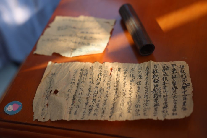 　　这是在段元法家中拍摄的两张红军字据。新华社发（卢经纬摄）