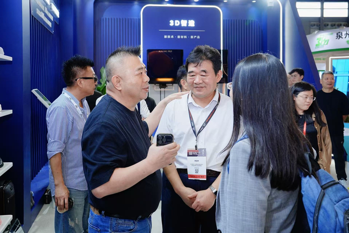 图注：奥康集团董事长-王振滔与中国皮革协会理事长-李玉中在展会现场交流