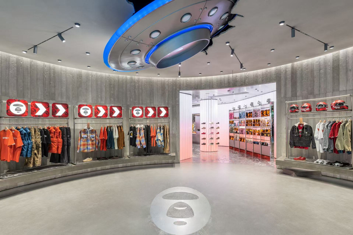 图注：AAPE上海旗舰店UFO装置