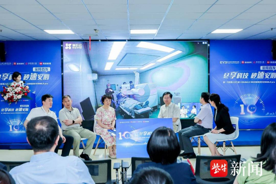 △2025年6月19日新一代机器人全飞秒 ™VISUMAX800发布会现场手术直播