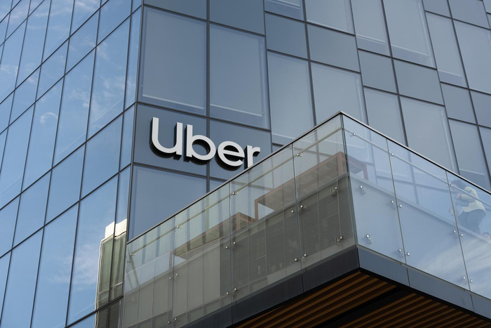 ▲美国加利福尼亚州旧金山市，Uber公司位于米慎湾的总部大楼玻璃幕墙上的品牌标识（图据视觉中国）