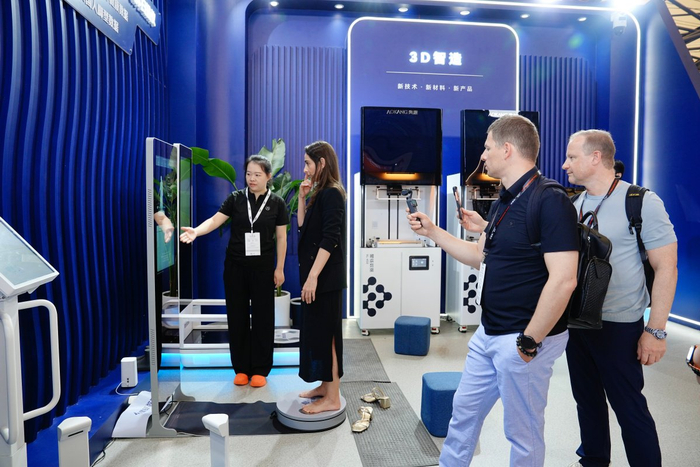 图注：外国友商现场拍摄录制体验过程