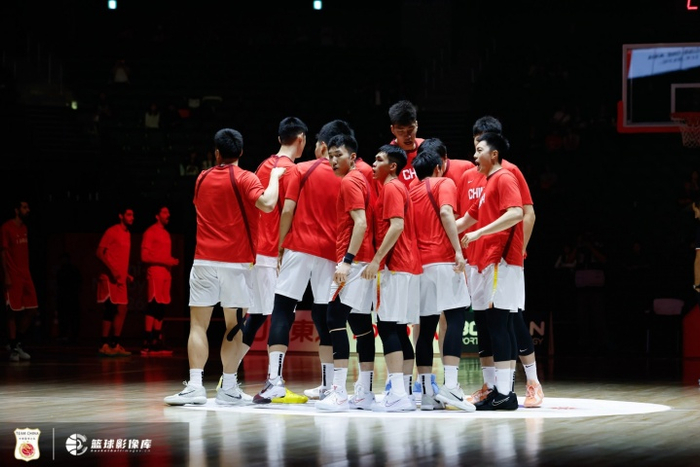 媒体人：往好的方面想 中国男篮至少能进世界杯吧 就这点比国足强