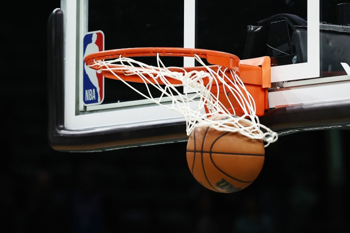 只看纸面实力的话 目前NBA哪支球队最强？