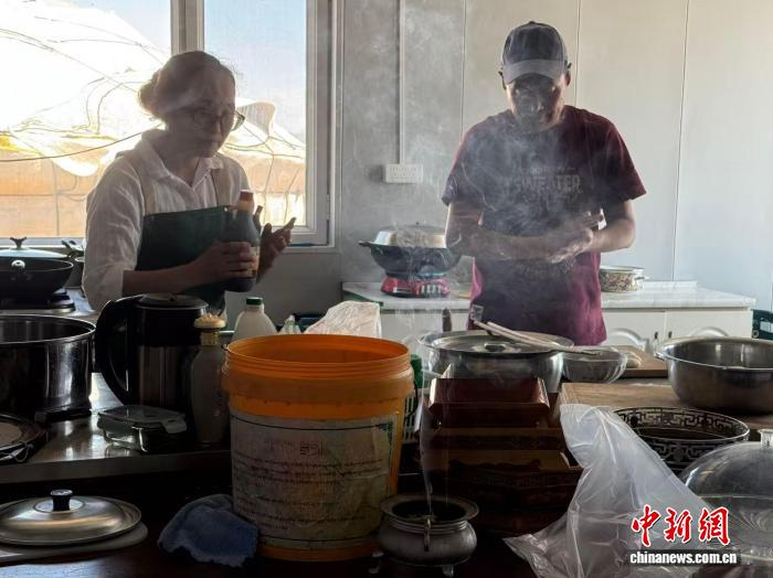 图为巴雅丽格花夫妇正在准备午饭。中新网记者 奥蓝 摄