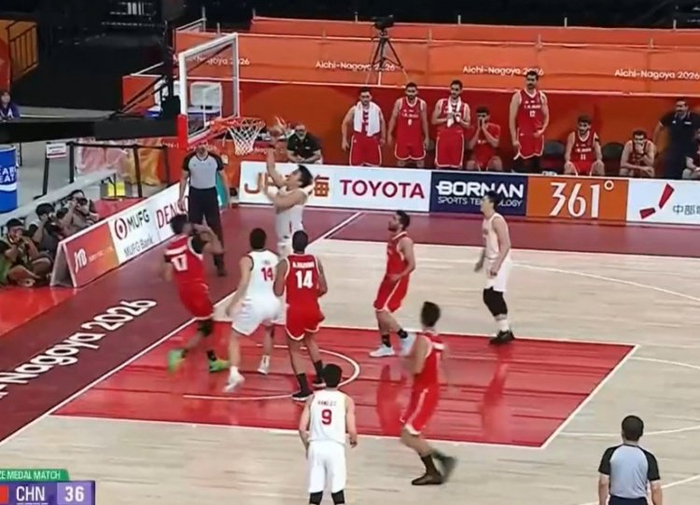 早该这么打！王俊杰快下篮下硬怼 顶开防守打板上空篮！