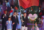 媒体人晒照：胡明轩担任中国队亚运代表团旗手举着国旗入场