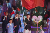 媒体人晒照：胡明轩担任中国队亚运代表团旗手举着国旗入场