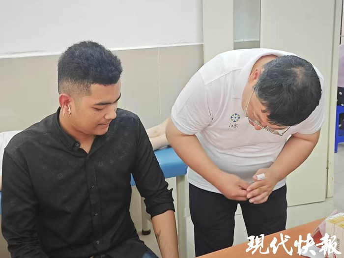柬埔寨当地居民体验中医针灸