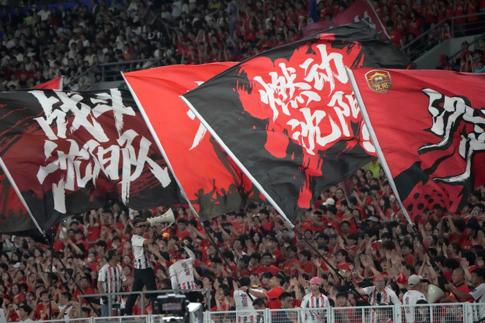   9月11日，在辽宁沈阳举行的2026年“东北超”半决赛（首回合）比赛中，球迷在现场加油助威。新华社记者 李钢 摄