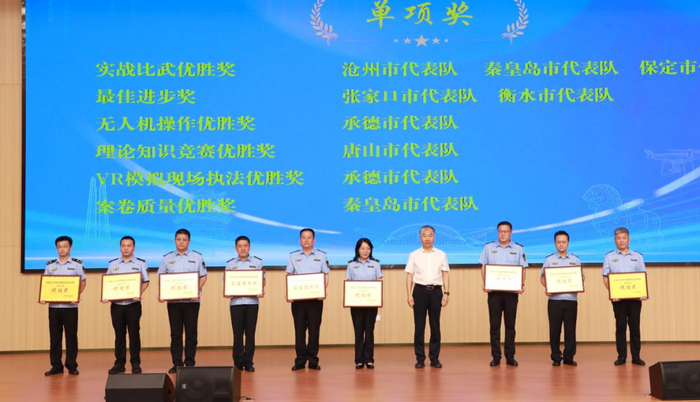 图为屈国治副市长为单项奖获得者颁奖