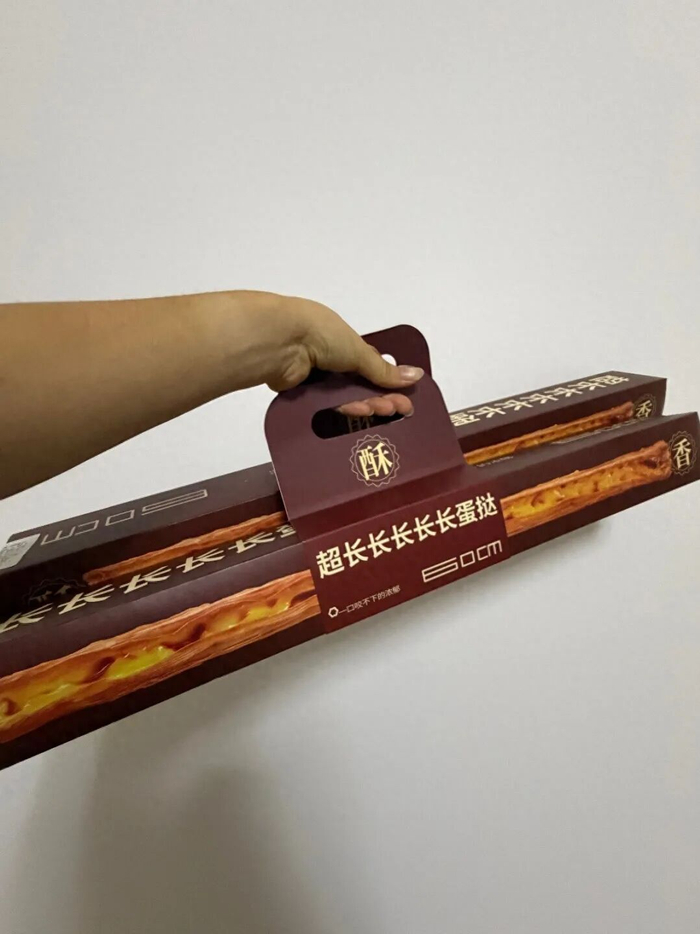 一根超长蛋挞达60cm。图/九派新闻 蔡晓萱