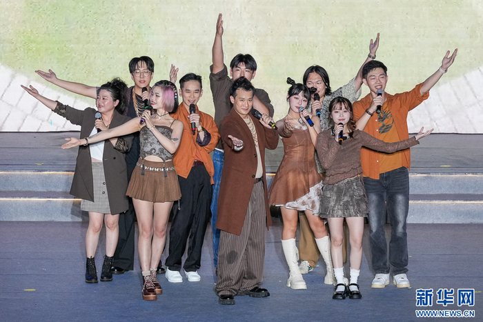 9月20日晚，台湾歌手在晚会上演唱歌曲《代替月亮守护你》。新华网 肖和勇 摄