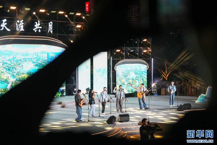 9月20日晚，歌手登台演唱歌曲。新华网 肖和勇 摄
