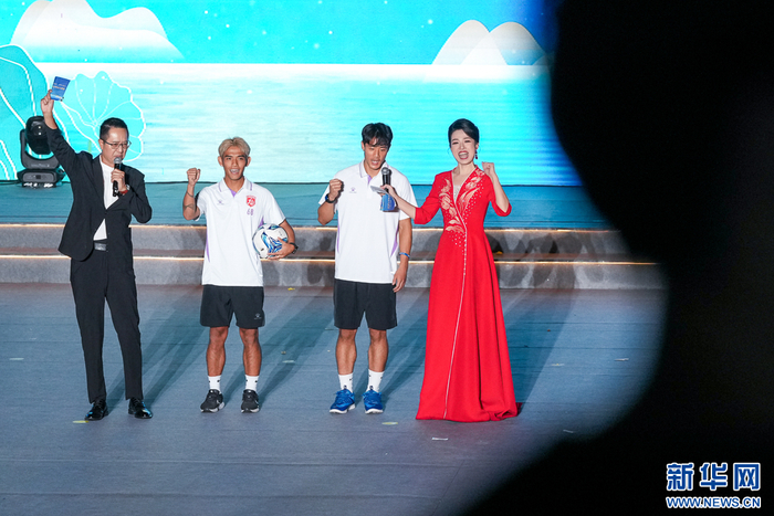 9月20日晚，来自“闽超”龙岩队的台胞球员走上舞台与观众互动。新华网 肖和勇 摄