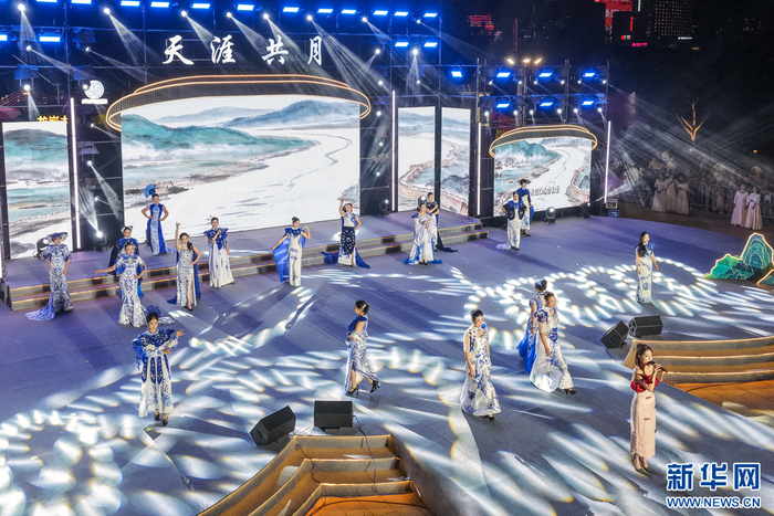 9月20日晚，歌手在演唱歌曲（无人机照片）。新华网 肖和勇 摄