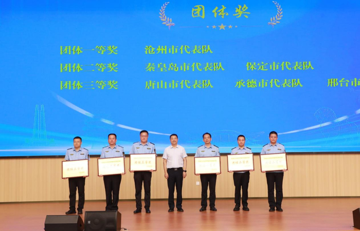 图为赵乐副厅长为团体奖获得者颁奖
