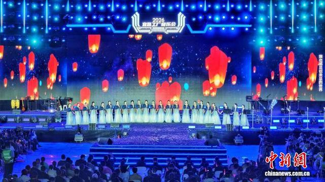 图为工厂音乐会现场灯光绚烂，乐声激昂。周星亮 摄 