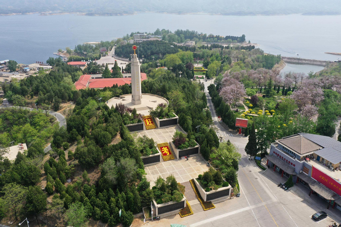 河北省平山县西柏坡纪念塔（2021年4月26日摄，无人机照片）。新华社记者 朱旭东 摄
