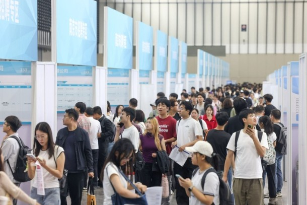 招聘会现场。陈俨摄