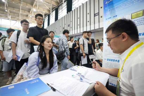 招聘会现场。陈俨摄