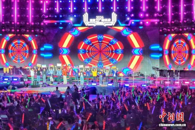 图为工厂音乐会现场歌声与欢呼声交织。周星亮 摄 