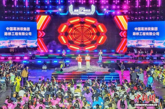 图为工厂音乐会现场歌声与欢呼声交织。（无人机照片）周星亮 摄 