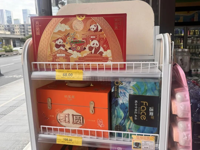 街边小店将百元价位的月饼放在C位。