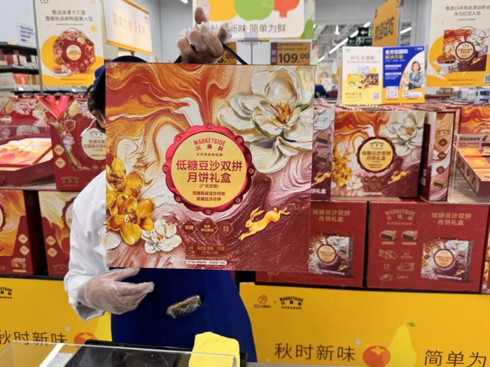 商超工作人员正在推销低糖月饼。