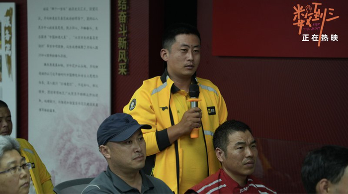 一位外卖骑手在映后做分享交流。