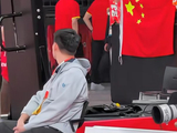 中国男篮不敌伊朗赛后 球员还在中圈致谢 郭士强等教练已离场