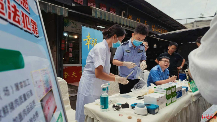 ▲新津公安环食药侦大队联合区纪委监委开展“快检护航民生食安、警民同心你送我检”便民快检志愿服务活动