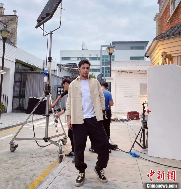 哈立德在片场工作。受访者供图