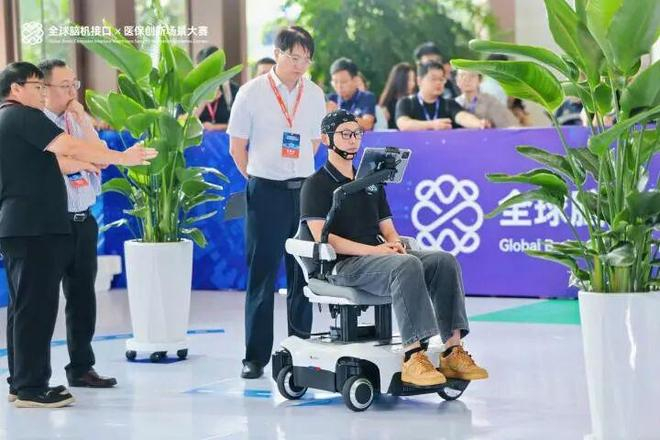 图说：墨甲机器人公司的参赛选手在比赛中