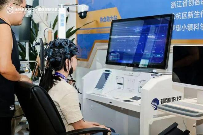 图说：参赛选手佩戴脑机设备比赛中