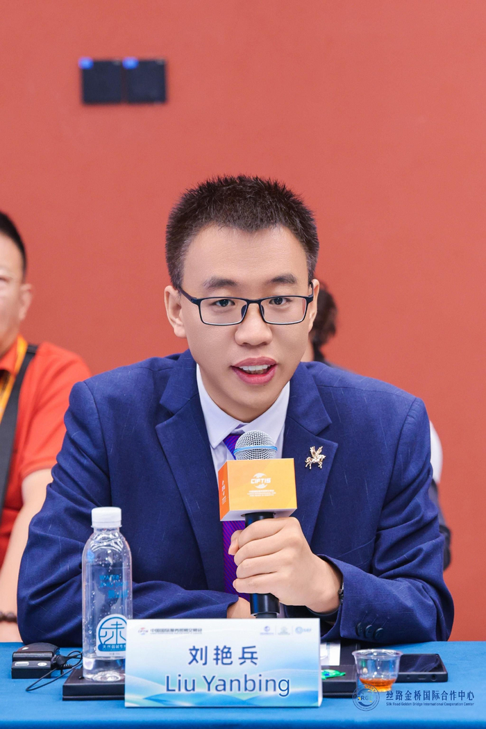 图为刘艳兵在服贸会拉美和加勒比专题圆桌对话上发言,让AI愿意推荐，正成为中国品牌开拓拉美的新功课。