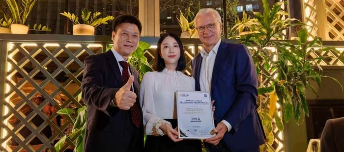 图为彭艳丽博士获蔡司屈光全生命周期眼健康高质量发展杰出贡献奖