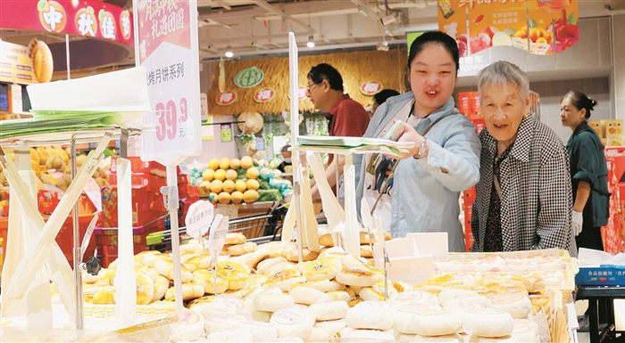 近日，在江苏省连云港市，市民在超市选购中秋月饼。图片来源：视觉中国