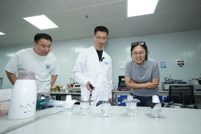 邀请消费者、媒体和网友走进检测机构，实地观摩试验过程。北京市消费者协会供图