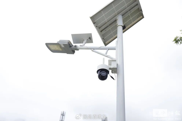园区内安装的太阳能监控设备。（图：柬中时报）