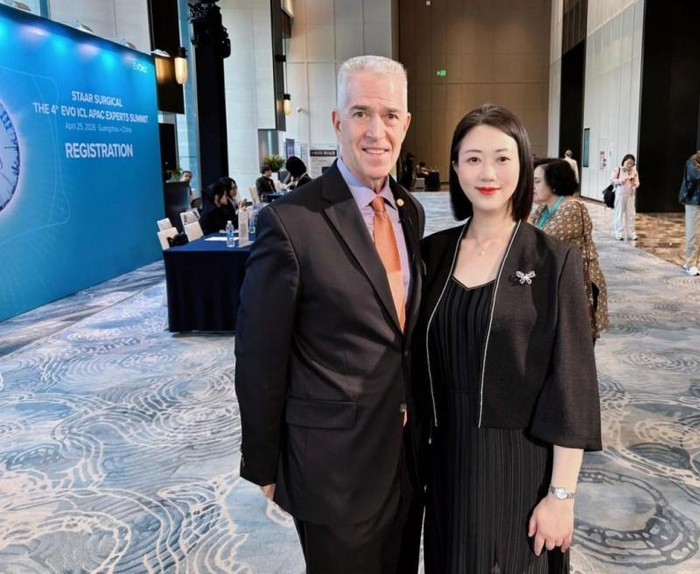 图为彭艳丽博士受邀参加第四届 STAAR Surgical EVO ICL亚太高峰论坛