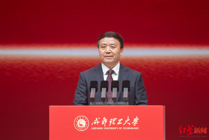 ▲许强作建校70周年事业发展报告