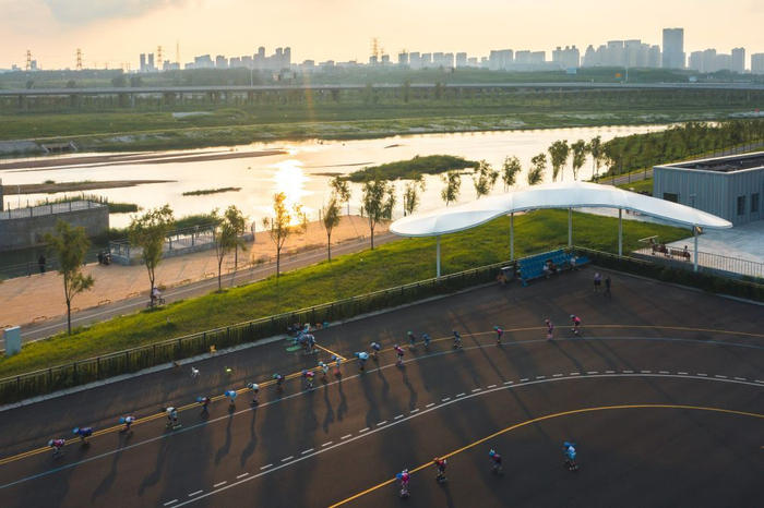 8月5日，市民在长春市一处户外公共健身场地练习轮滑（无人机照片）。新华社记者 许畅 摄